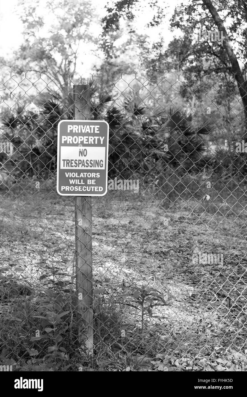 La proprietà privata, nessuna intrusione, i trasgressori saranno perseguiti a norma di legge segno su una proprietà di vuoto molto vicino a Davenport, Florida, Aprile 2016 Foto Stock