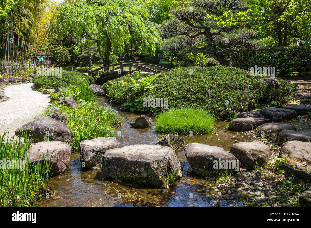 Hiratsuka Giardino giapponese è stato costruito nel 1989 come un giardino passeggiate con sentieri di escursione disposto attorno ad un laghetto. Foto Stock