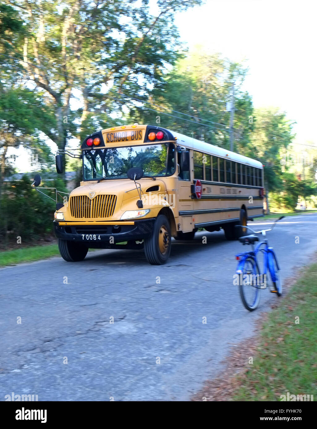 American School bus su una piccola strada provinciale in Florida, vicino a Davenport. Aprile 2016 Foto Stock