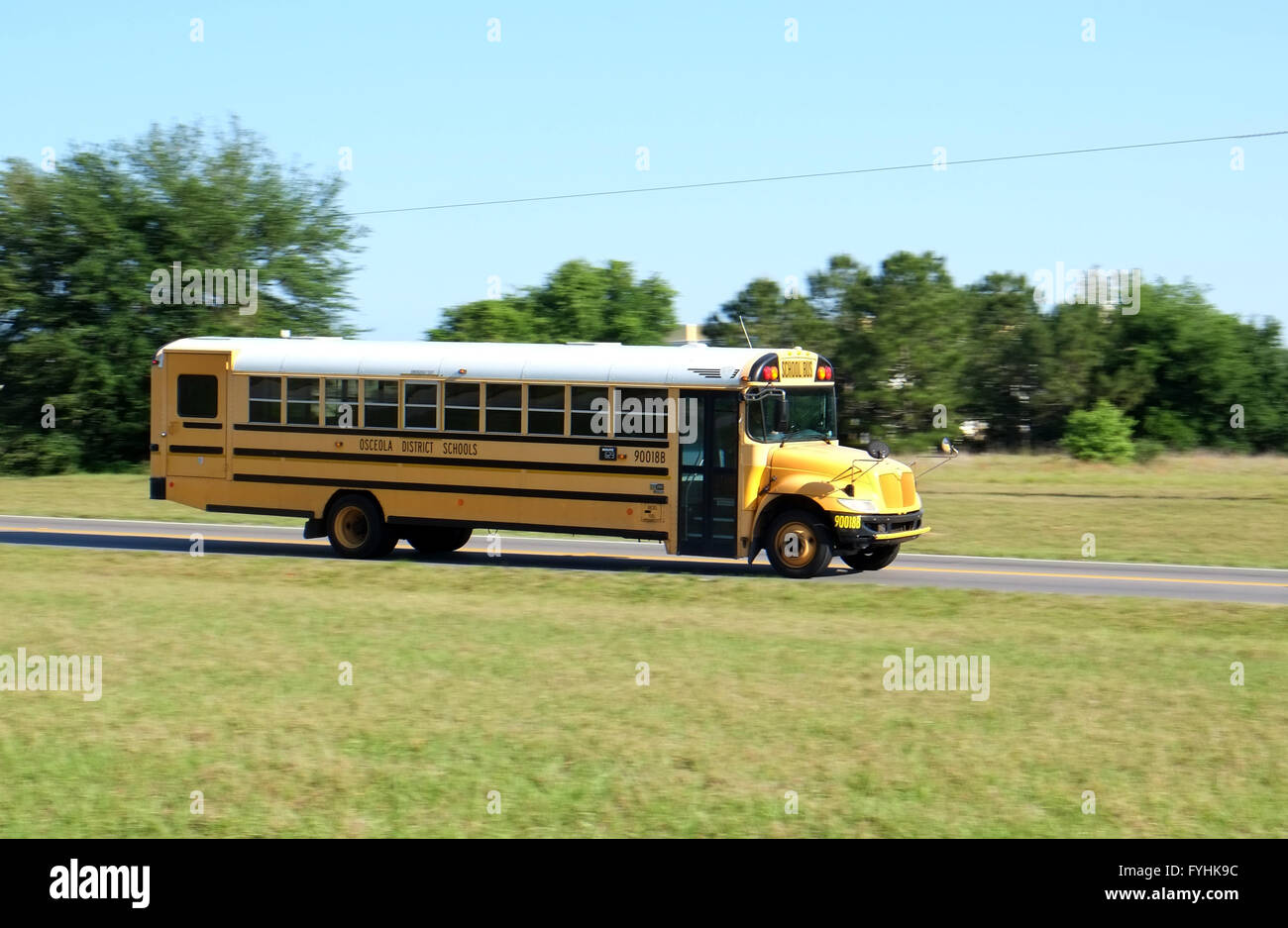America giallo scuolabus in autostrada a velocità, Aprile 2016 Foto Stock