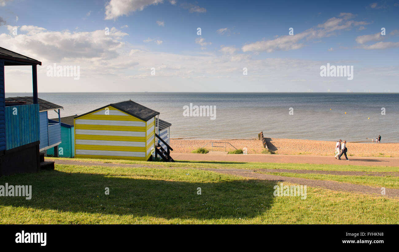Affacciato su Whitestable lungomare e la spiaggia e il Mare del Nord da accanto alla spiaggia di capanne. Foto Stock