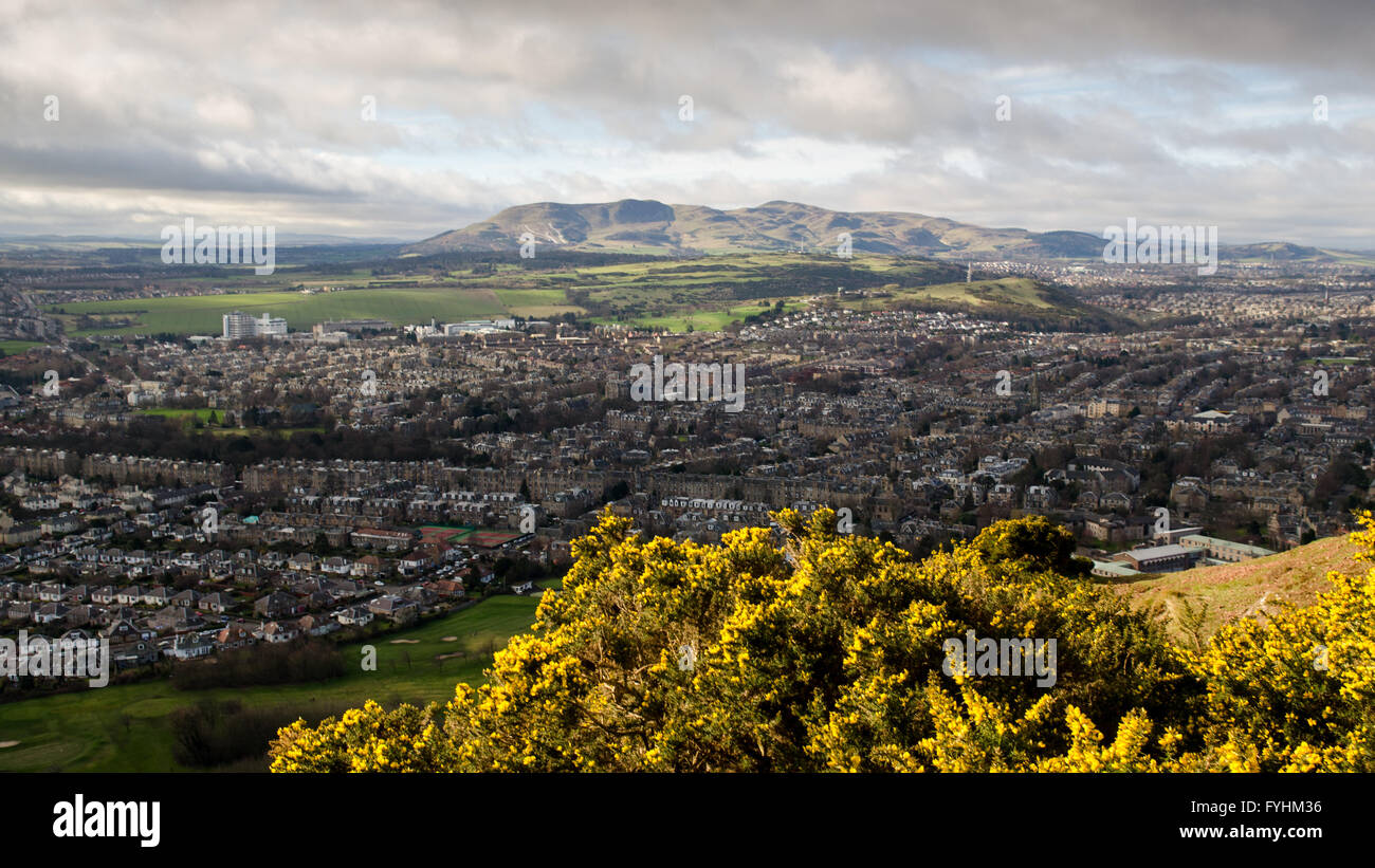 Il sole splende sul Pentland Hills durante una eclissi parziale nel marzo 2015. Foto Stock