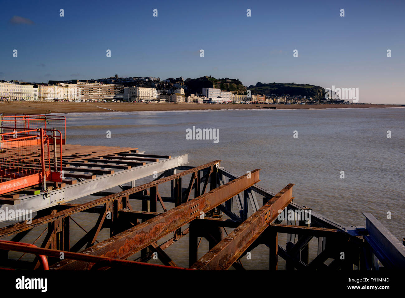 Hastings Pier fotografato durante le sue ultime settimane di lavori di restauro prima della riapertura nel mese di aprile 2016 Foto Stock