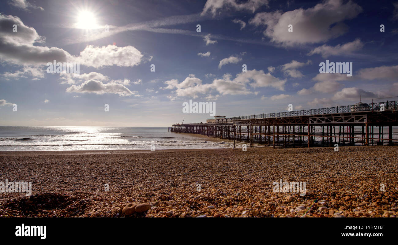 Hastings Pier fotografato durante le sue ultime settimane di lavori di restauro prima della riapertura nel mese di aprile 2016 Foto Stock