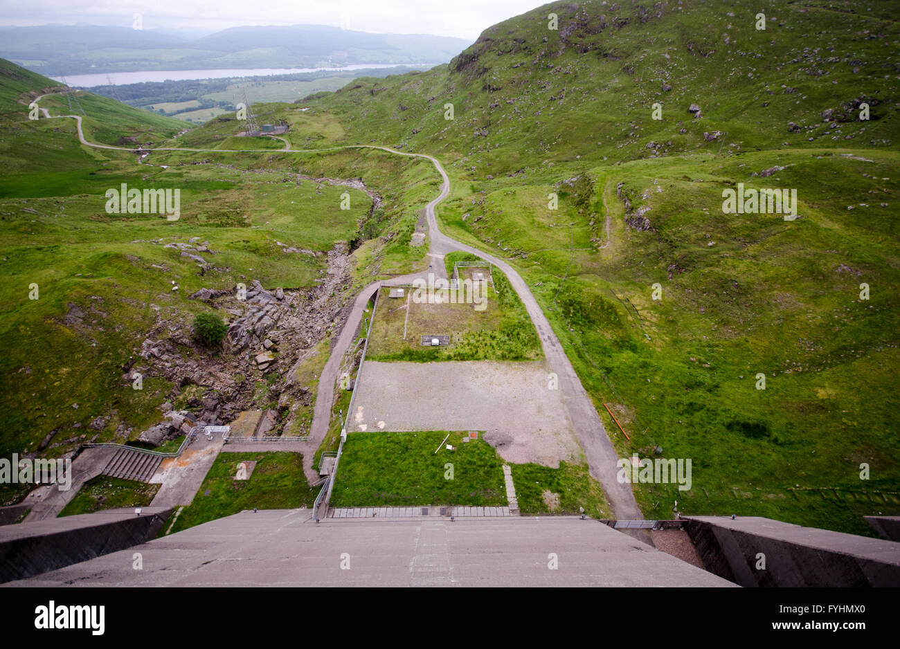 Guardando verso il basso dalla Cruachan Dam, parte di pompò deposito centrale idroelettrica nelle Highlands della Scozia. Foto Stock