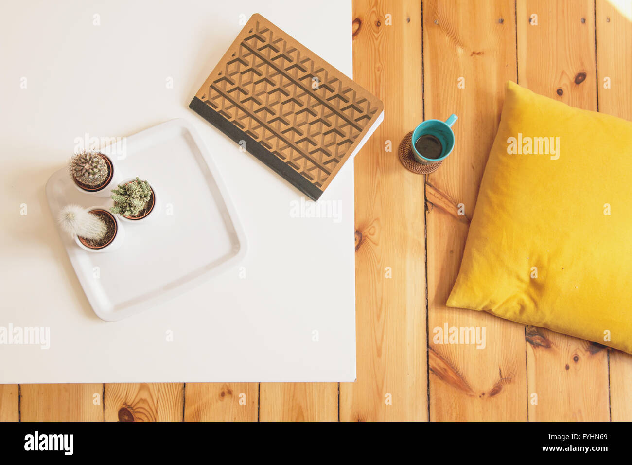 Home minimalismo interno soggiorno caffè e del tempo rilassante su pavimento di legno hipster home tavola bianco design semplice Foto Stock