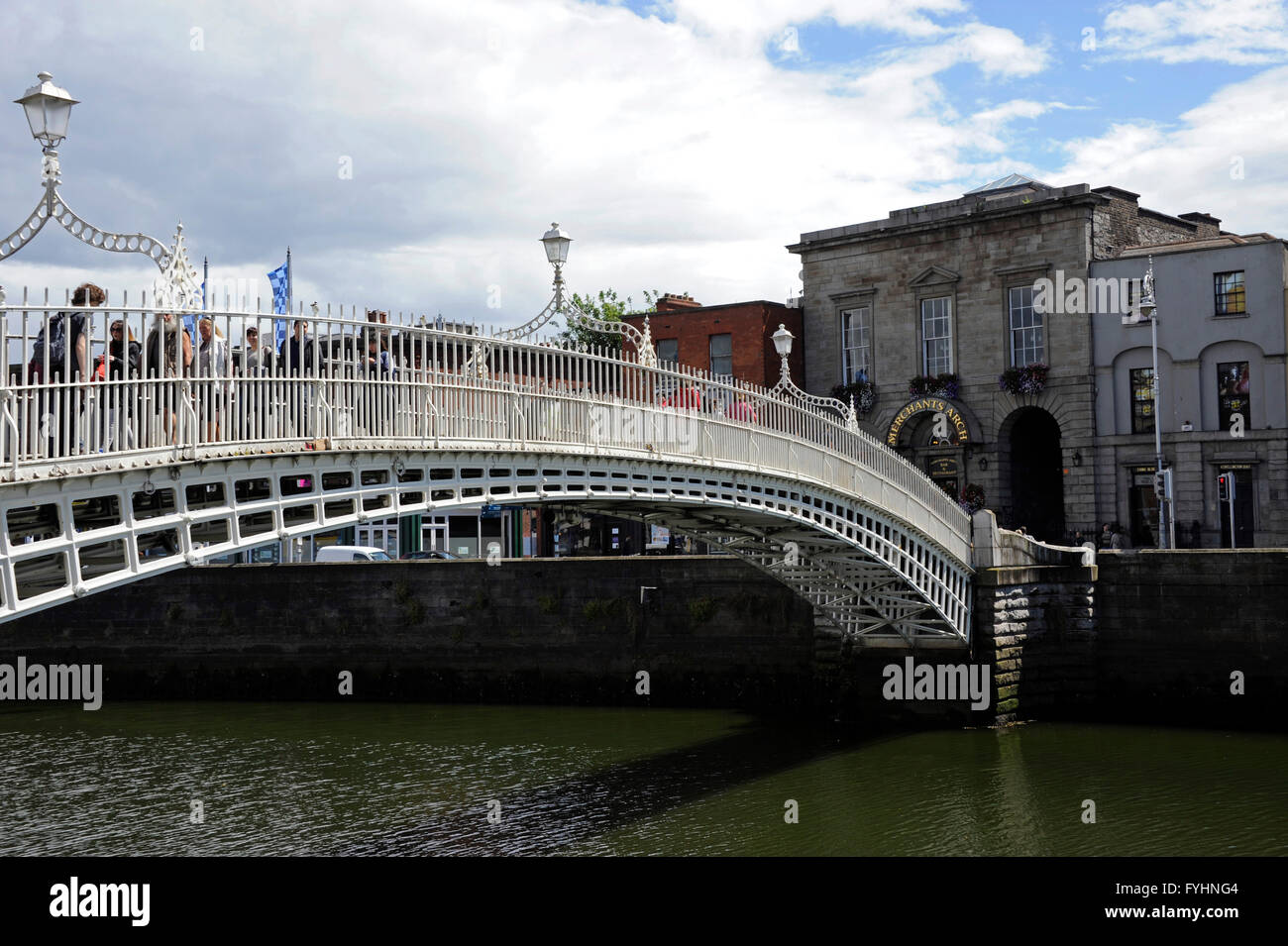 Ha'penny Bridge sul fiume Liffey, mercanti Arch bar ristorante, Dublino, Irlanda Foto Stock