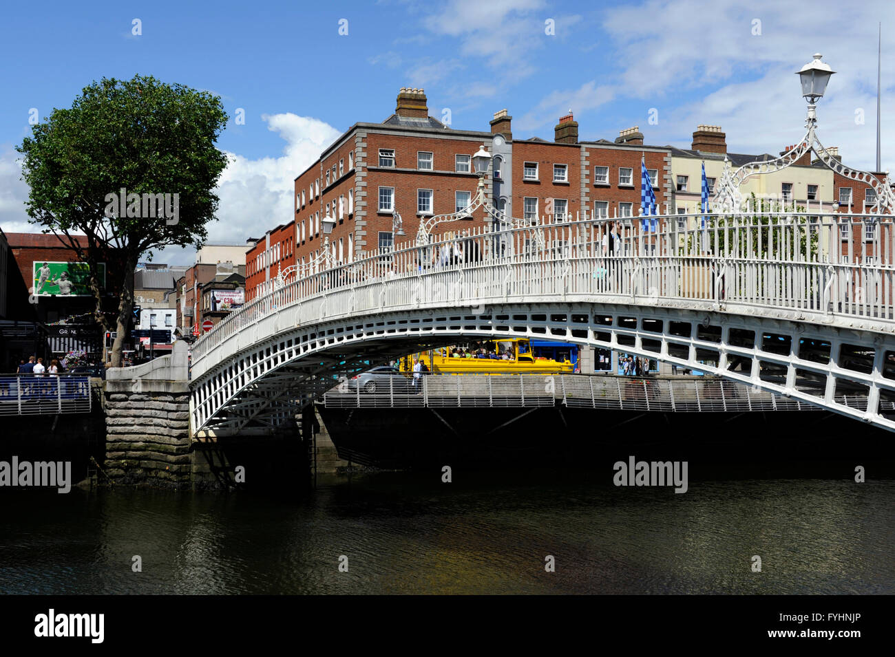 Ha'penny Bridge sul fiume Liffey,Ormond Quay. inferiore, la Guglia di Dublino, Irlanda Foto Stock