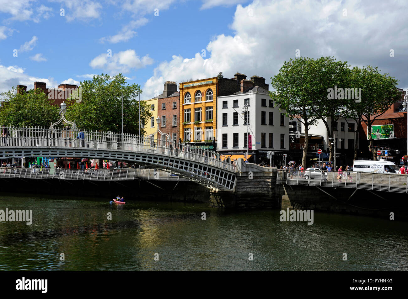 Ha'penny Bridge sul fiume Liffey,Ormond Quay. inferiore, Dublino, Irlanda Foto Stock