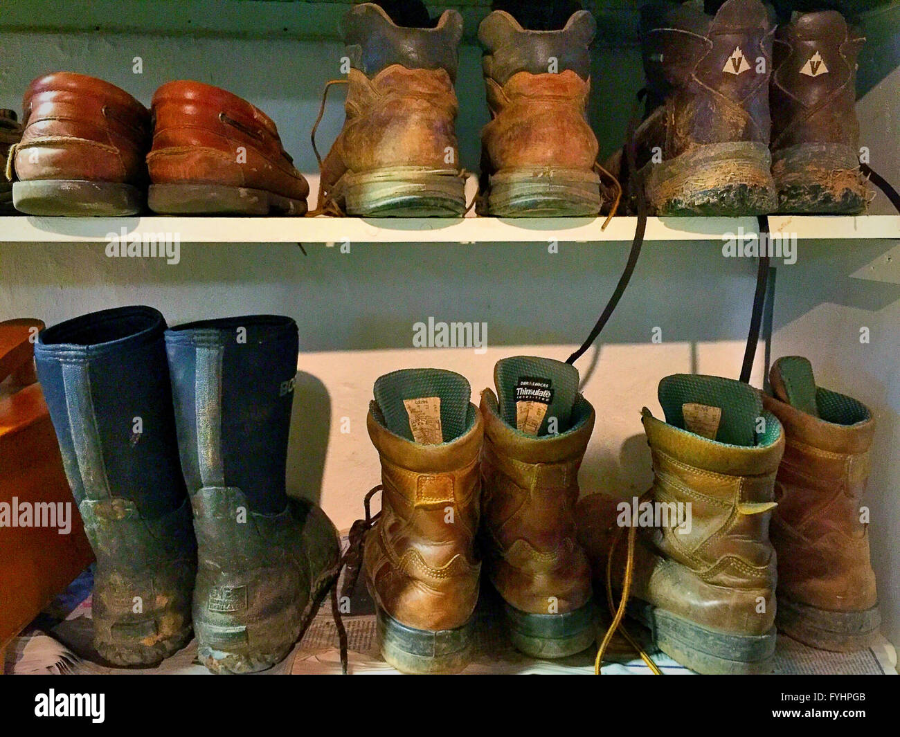 Stivali da lavoro e scarpe ordinatamente accantonato in Md Camera, PA, Stati Uniti d'America Foto Stock