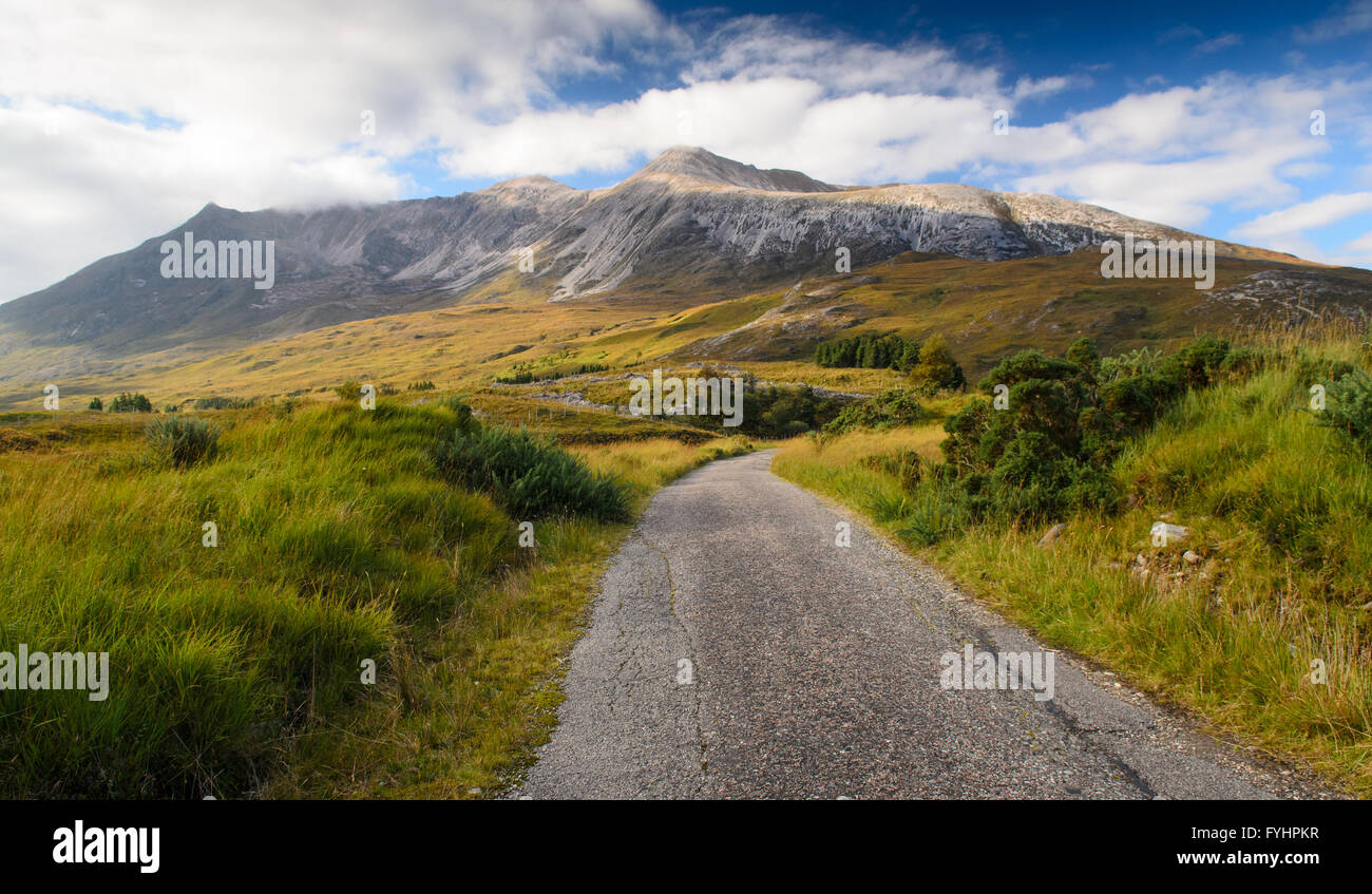 Un singolo-via strada che conduce verso la ripida montagna Beinn Eighe nelle colline Torridon nelle Highlands della Scozia. Foto Stock