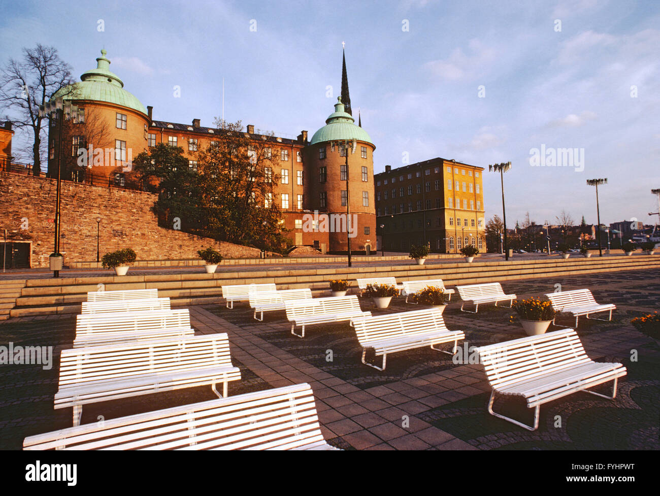 Svuotare panchine lungo il porto; Stoccolma; Svezia Foto Stock