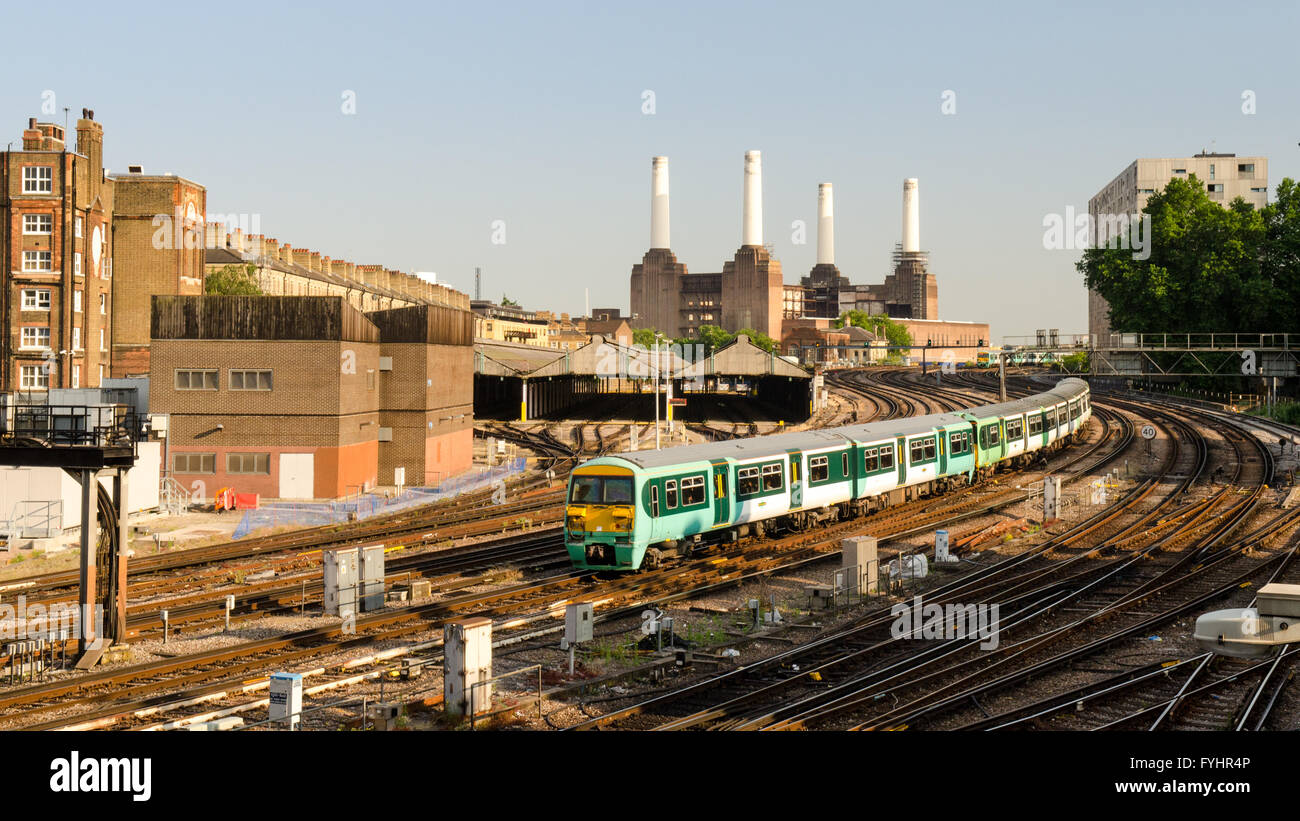 Una classe 456 Electric Multiple Unit treni pendolari nel sud treni livrea avvicinando london victoria stazione ferroviaria. Foto Stock