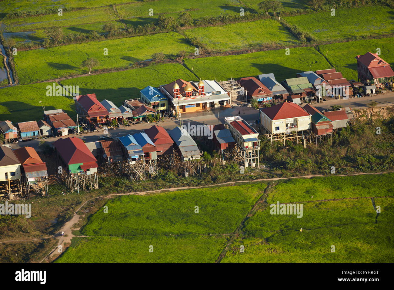 Villaggio di palafitte che sono stagionalmente allagata, e campi di riso, Phnom Krom, vicino a Siem Reap, Cambogia - aerial Foto Stock