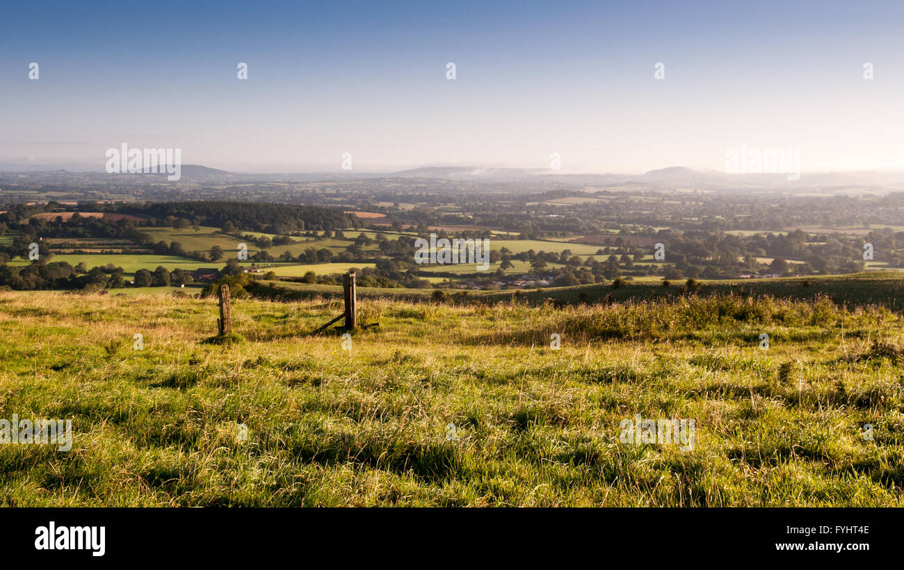 Guardando oltre la Blackmore Vale, un rurale valle agricola in Nord Dorset, dalla cima della collina di Okeford nel Dorset verso il basso Foto Stock