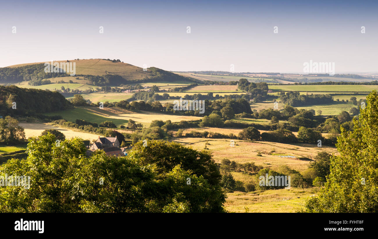 Fontmell verso il basso e la scarpata della a Cranborne Chase chalk downland in corrispondenza del bordo della Blackmore Vale nel nord del Dorset. Foto Stock