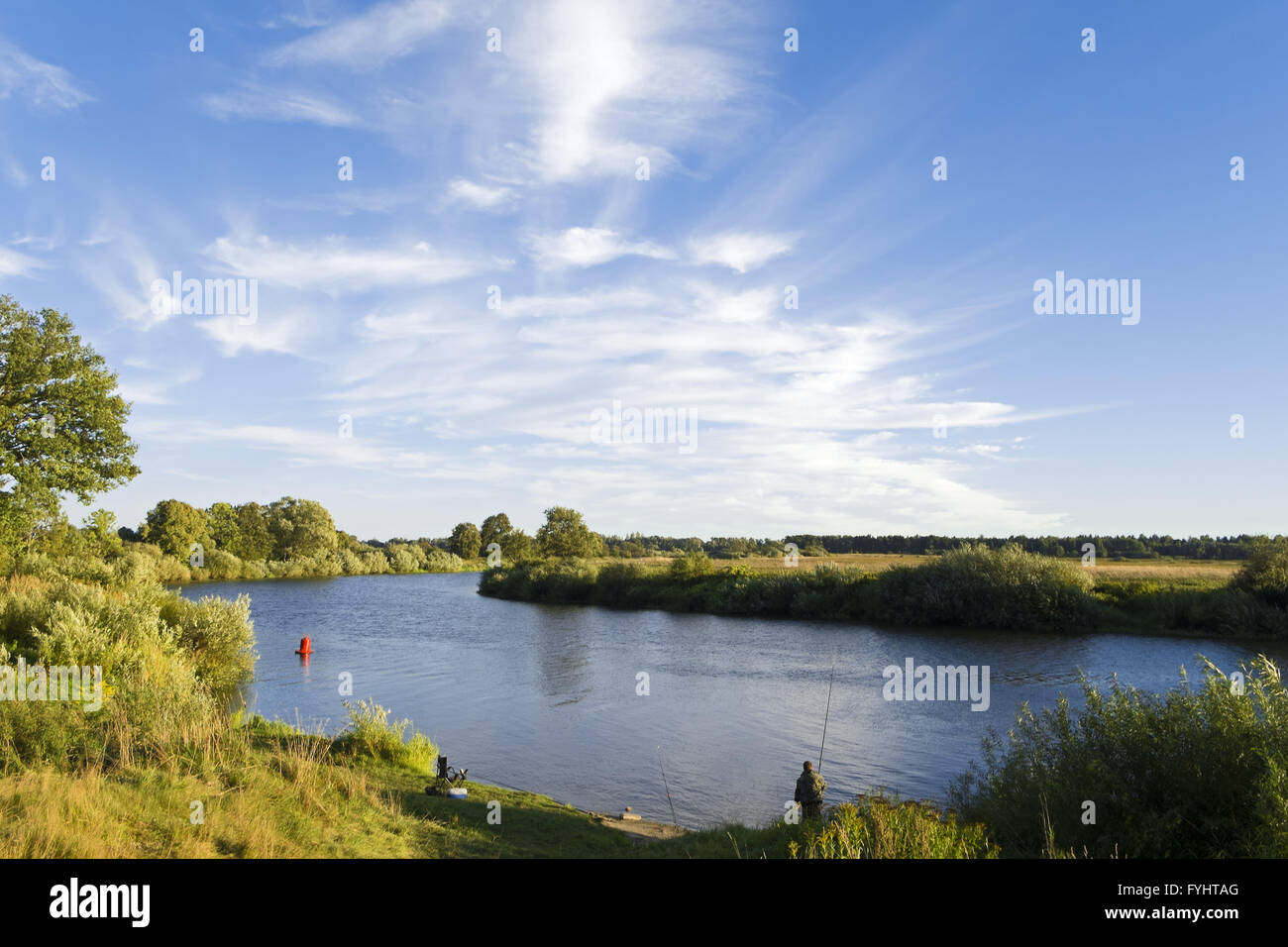 Fisher al fiume Pregolya, Oblast di Kaliningrad, Russ Foto Stock