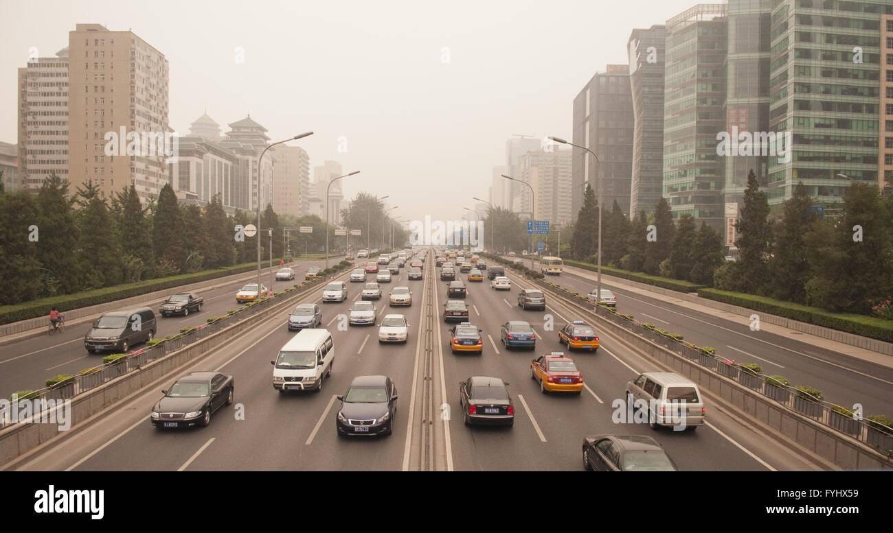 Pechino, Cina - Agosto 13, 2010: inquinamento atmosferico schermi moderni edifici per uffici che la linea di Pechino la seconda circonvallazione. Foto Stock
