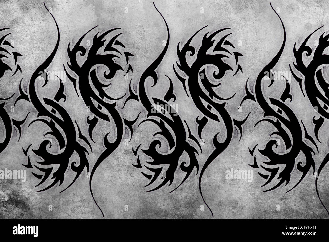 Tribal Design tatuaggio su sfondo grigio. textured sullo sfondo. Immagine artistica Foto Stock