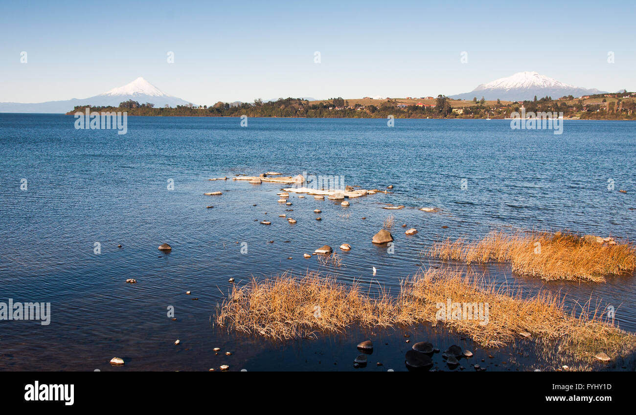 Lago Lago Llanquihue a Puerto Varas in Patagonia cilena, con le montagne vulcaniche di Osorno e Calbuco al di là. Foto Stock