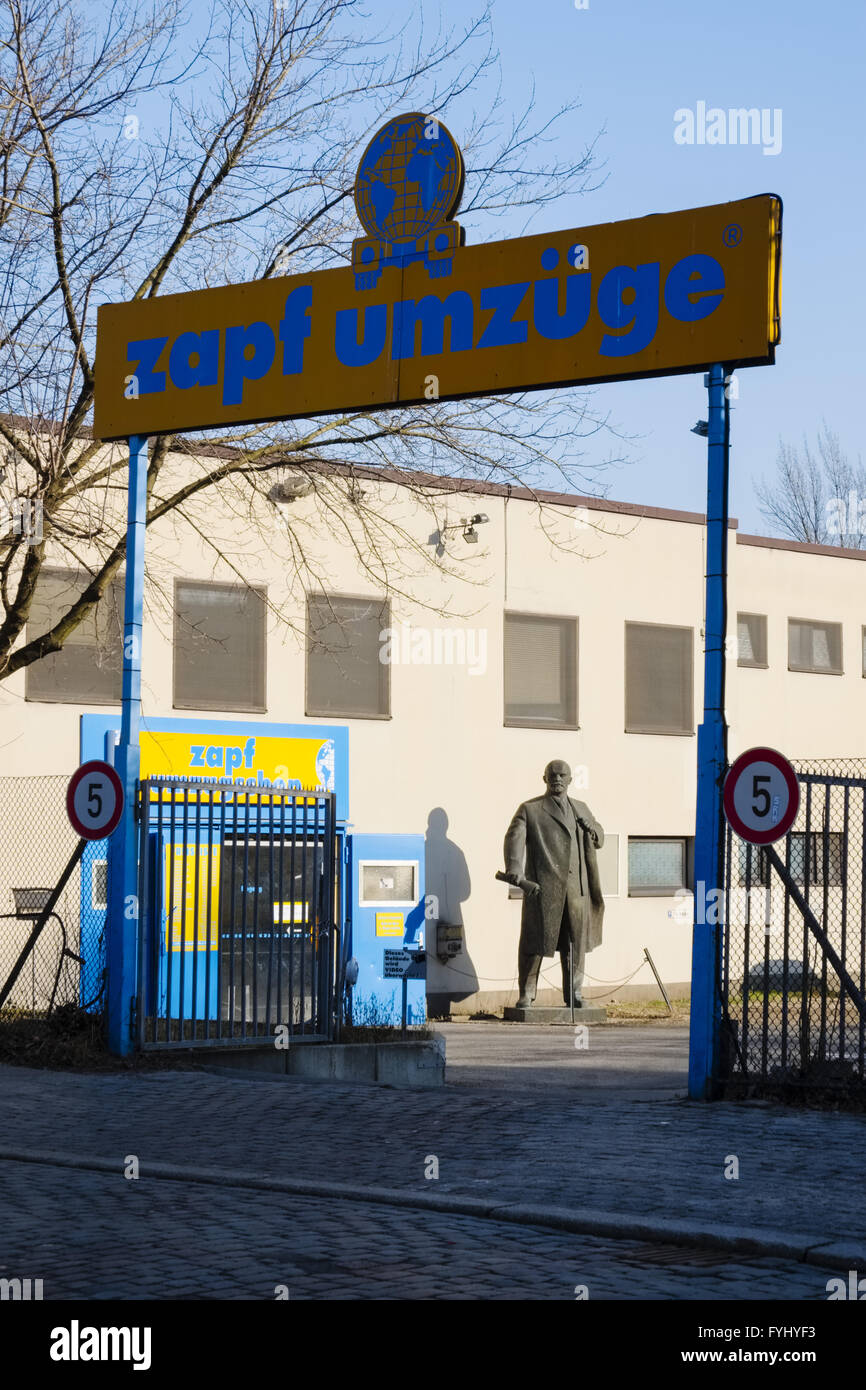 Statua di Lenin sul sito aziendale di Zapf traslochi Foto Stock