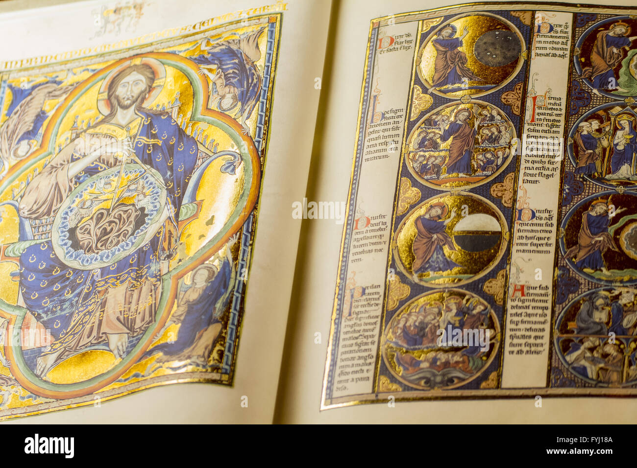 Leggere, medievale libro scritto a mano dai monaci cristiani Foto Stock