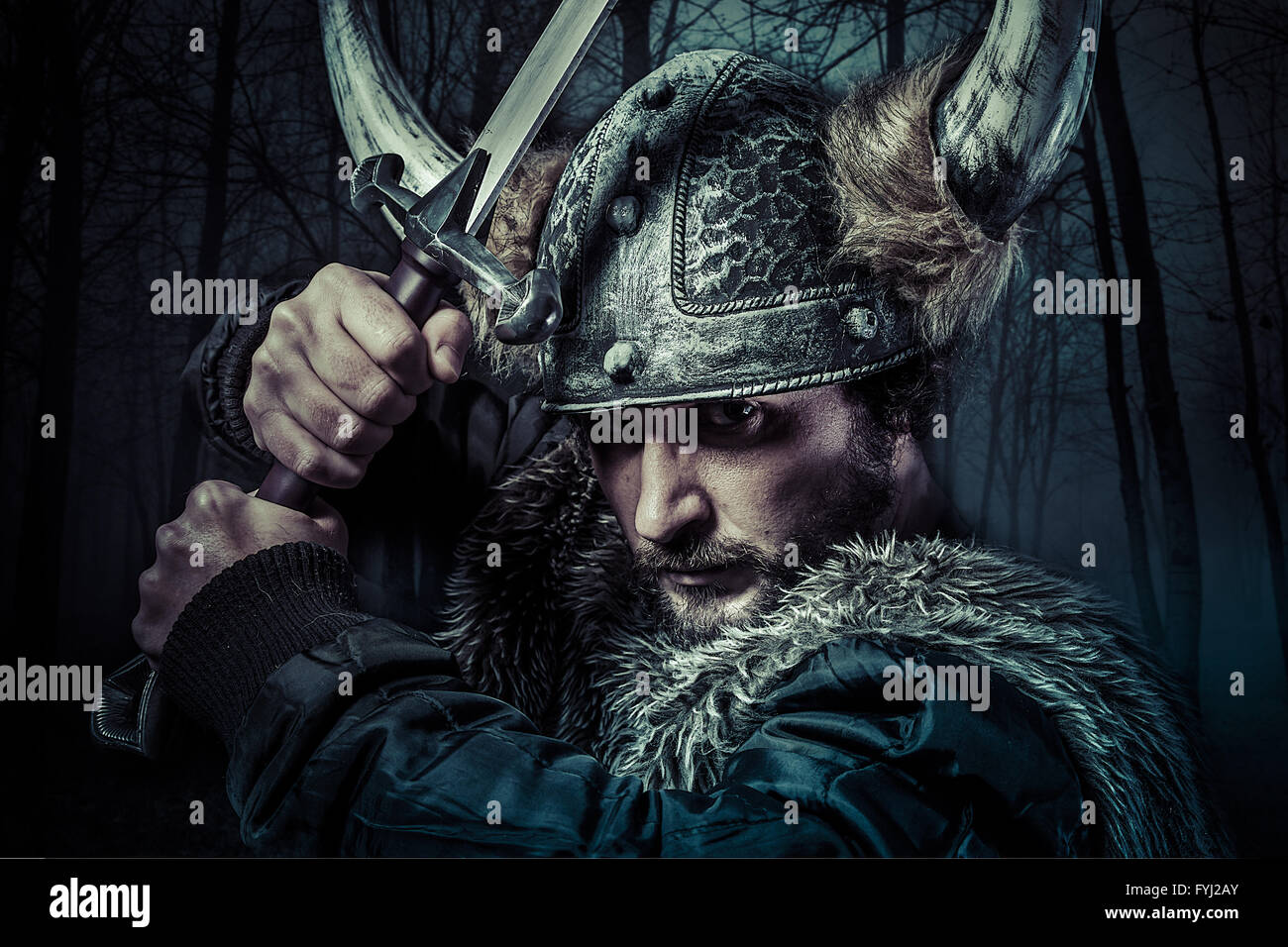 Viking warrior, maschio vestiti in stile barbaro con la spada, barbuto Foto Stock