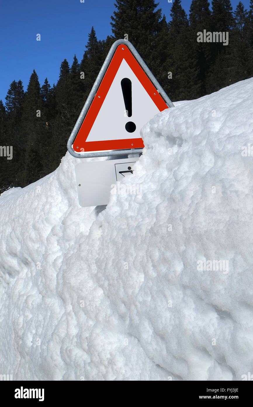 Segno di traffico punto di pericolo Foto Stock