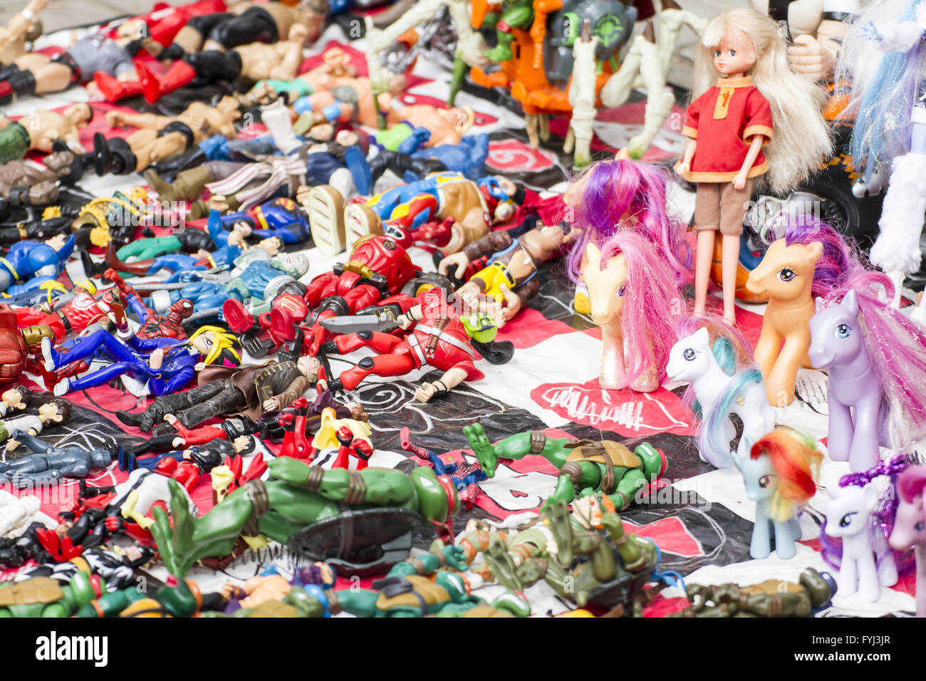 Sacco di antiche bambole e giocattoli retrò in una fiera di strada Foto Stock