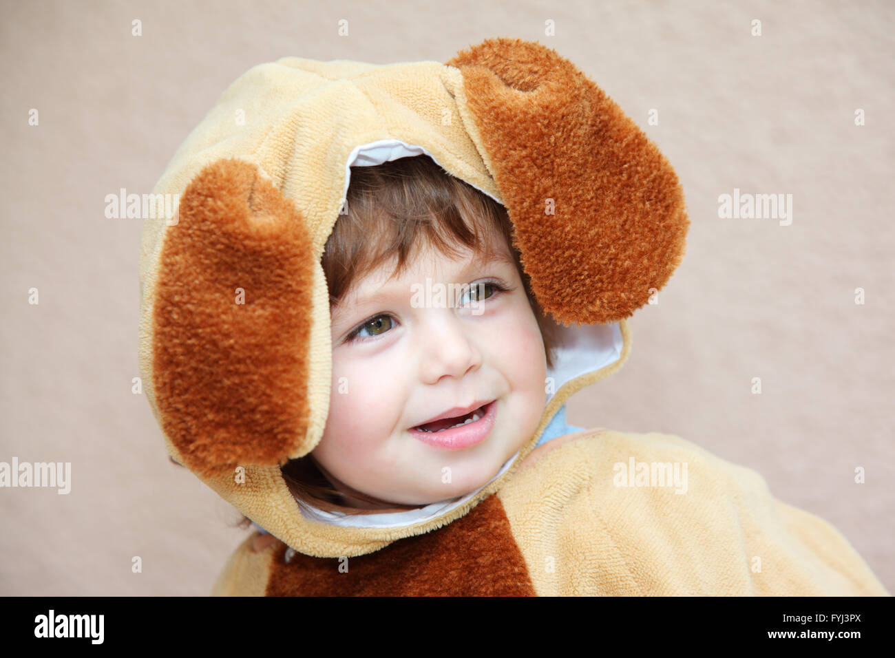 L'affascinante piccolo ragazzo in un soffice adatto per un carnevale Foto Stock