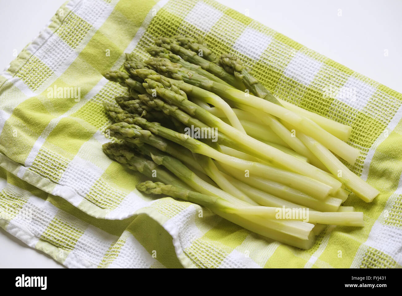 Gli asparagi verdi su una selezionata carta asciugatutto Foto Stock