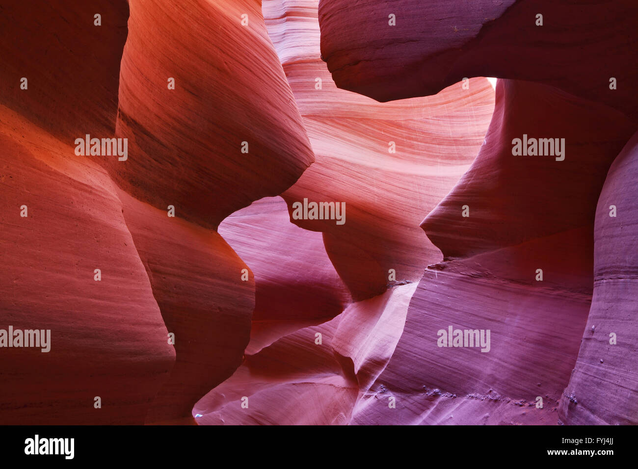 Il gioco di luci in un rosso-arancione Antelope Canyon Foto Stock