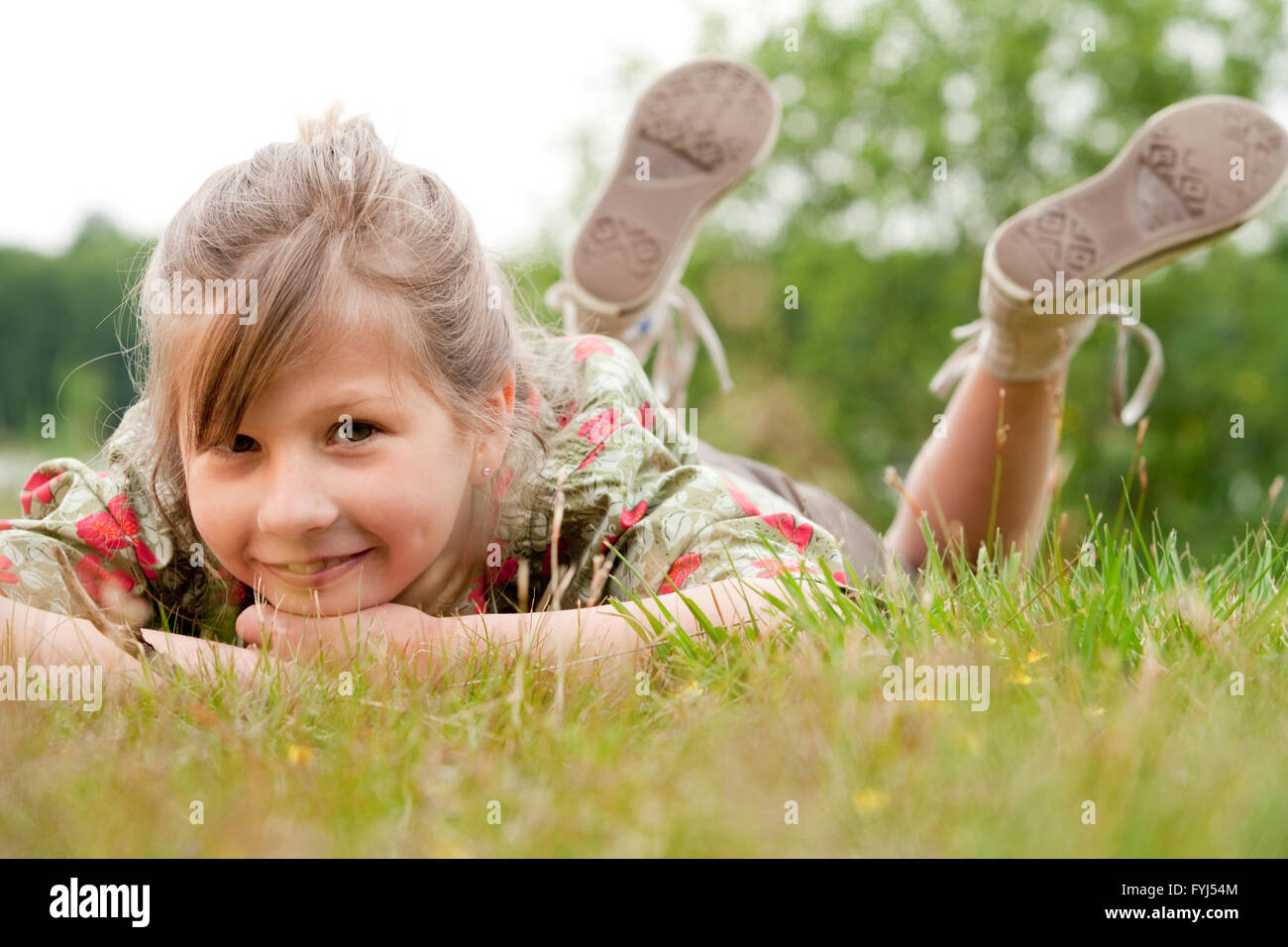 Dolce bambino in erba Foto Stock