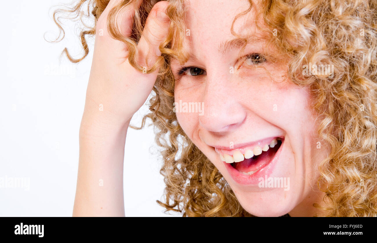 Capelli rossi ricci e un grande sorriso Foto Stock