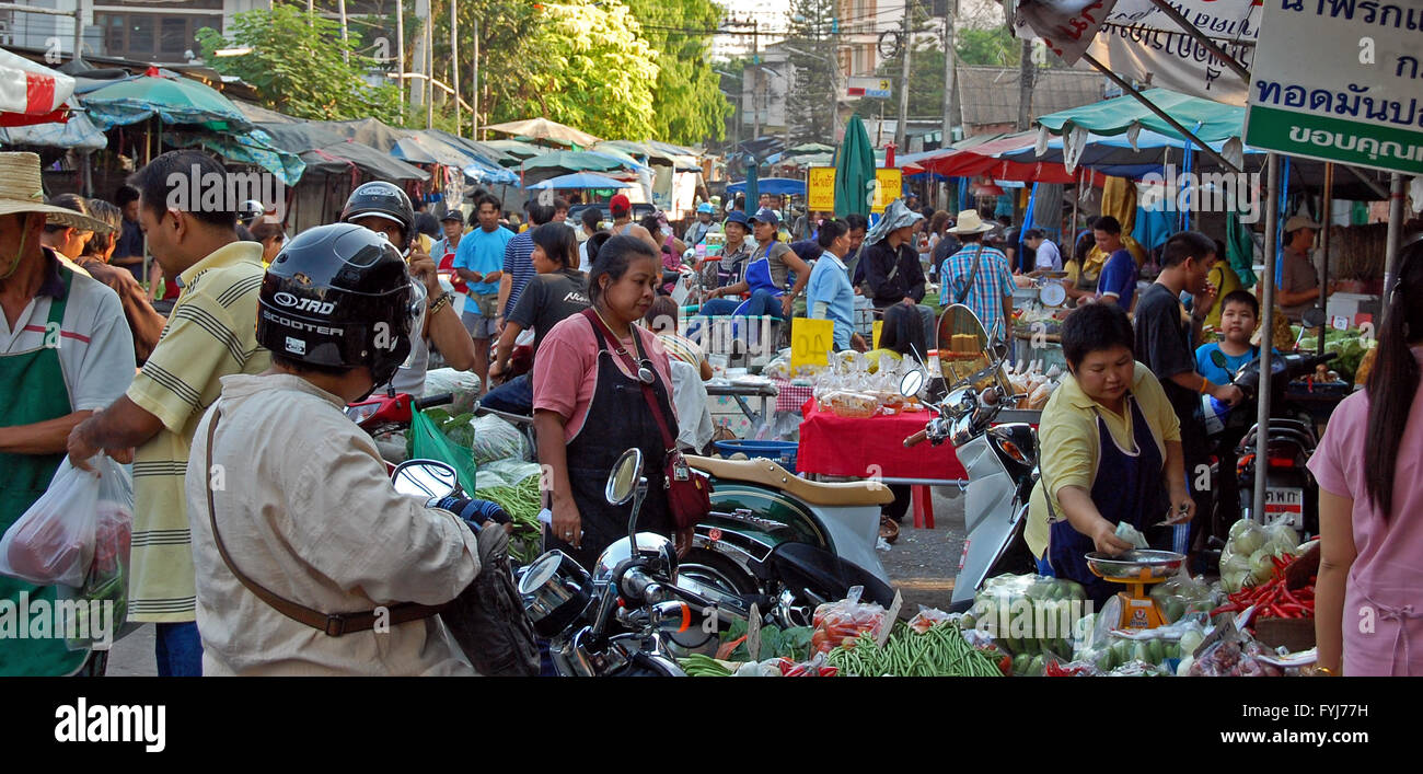 Affollata strada del mercato di Chiang Mai, Thailandia del Nord Foto Stock