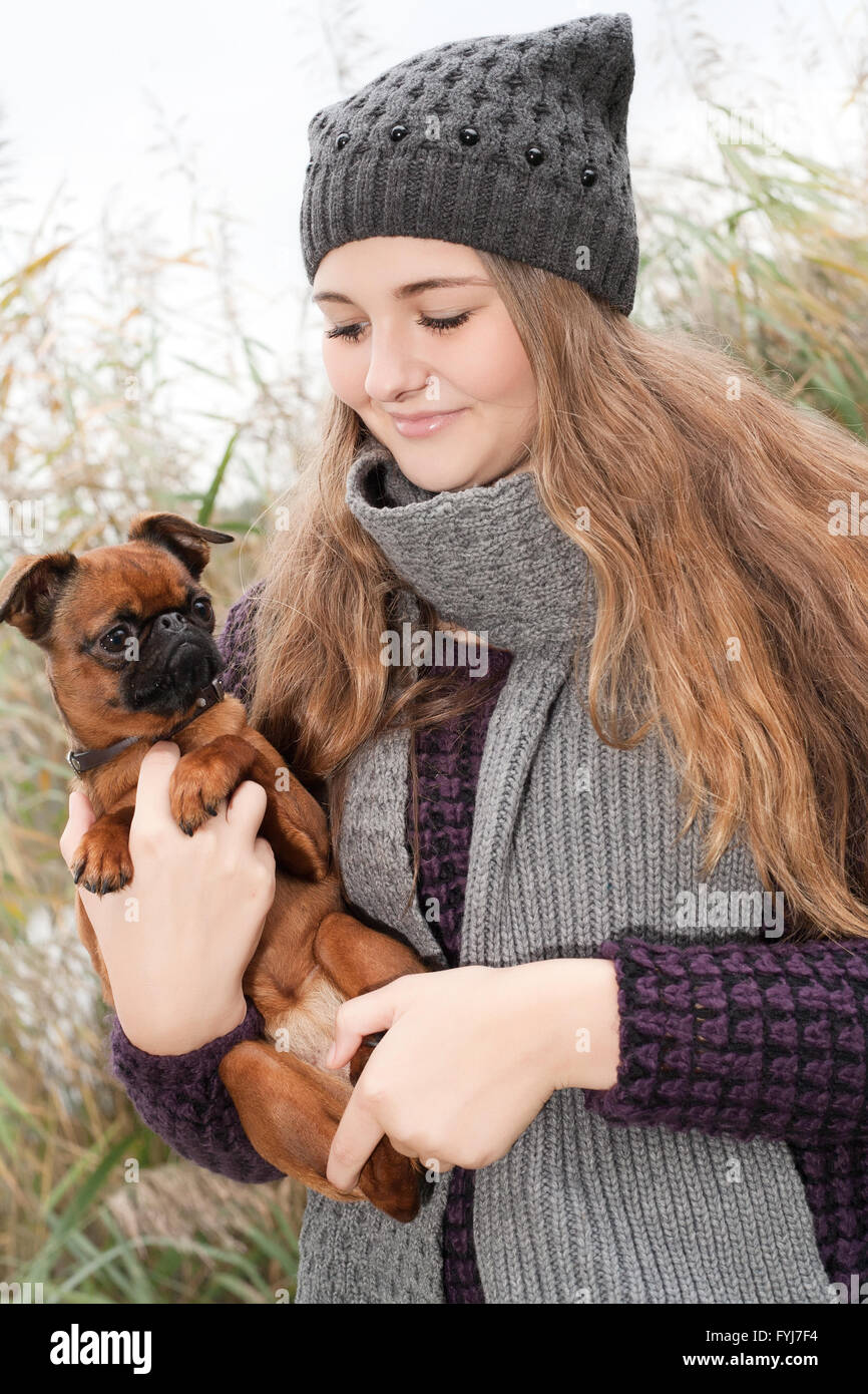 Sweet winter adolescente e il suo cagnolino Foto Stock