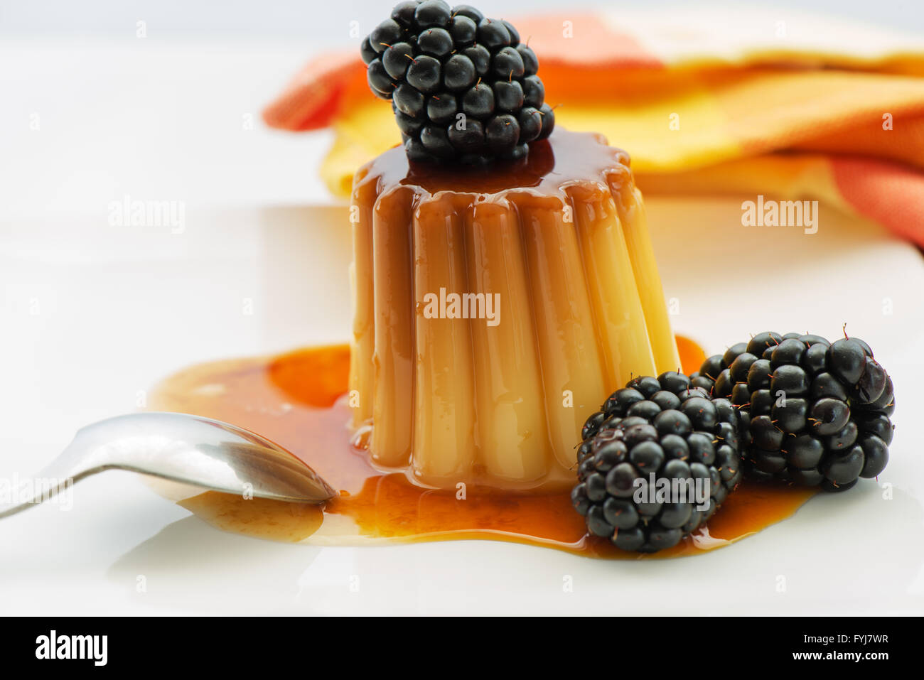 Budino al caramello con frutta Foto Stock