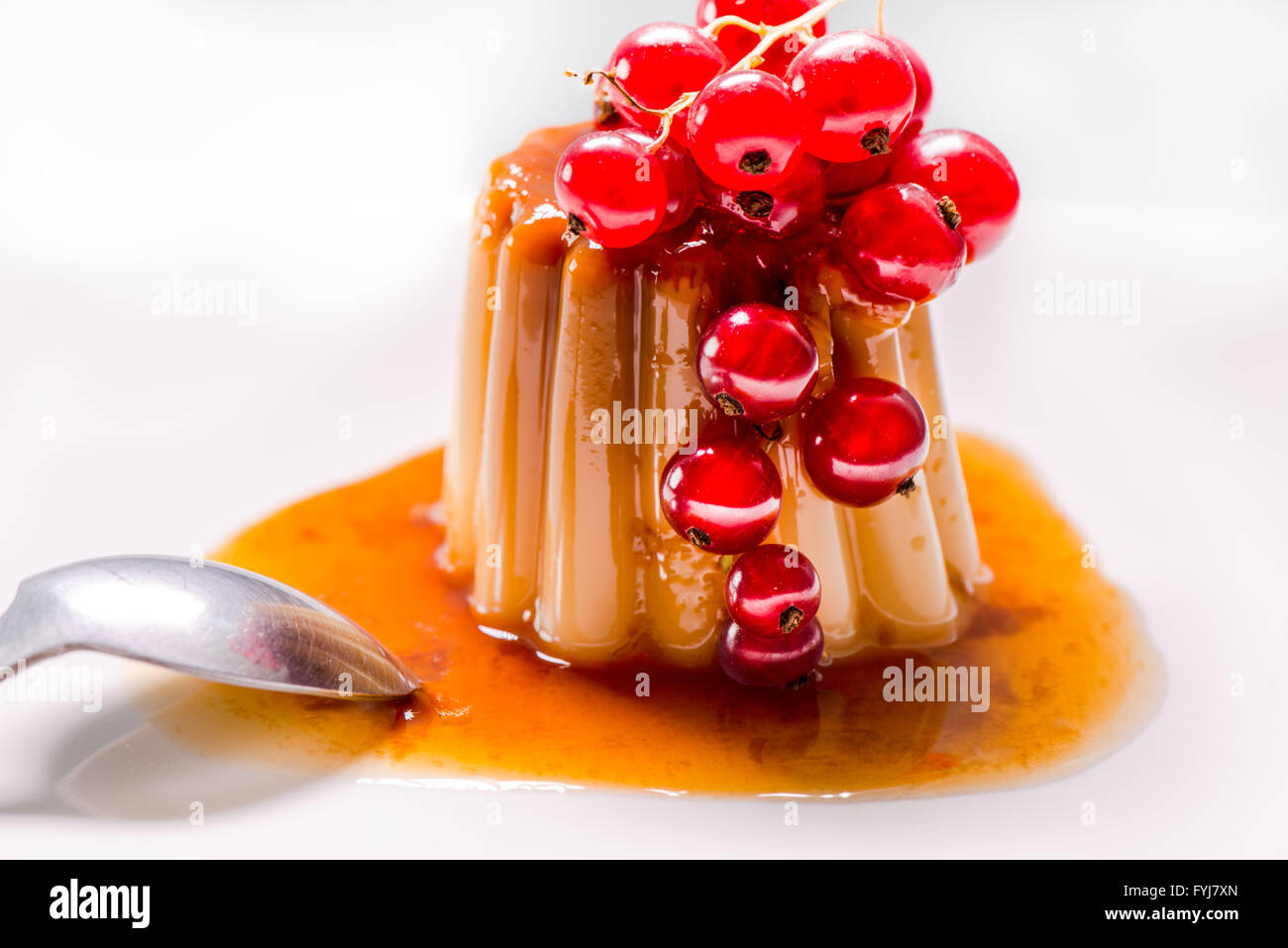 Budino al caramello con frutta Foto Stock