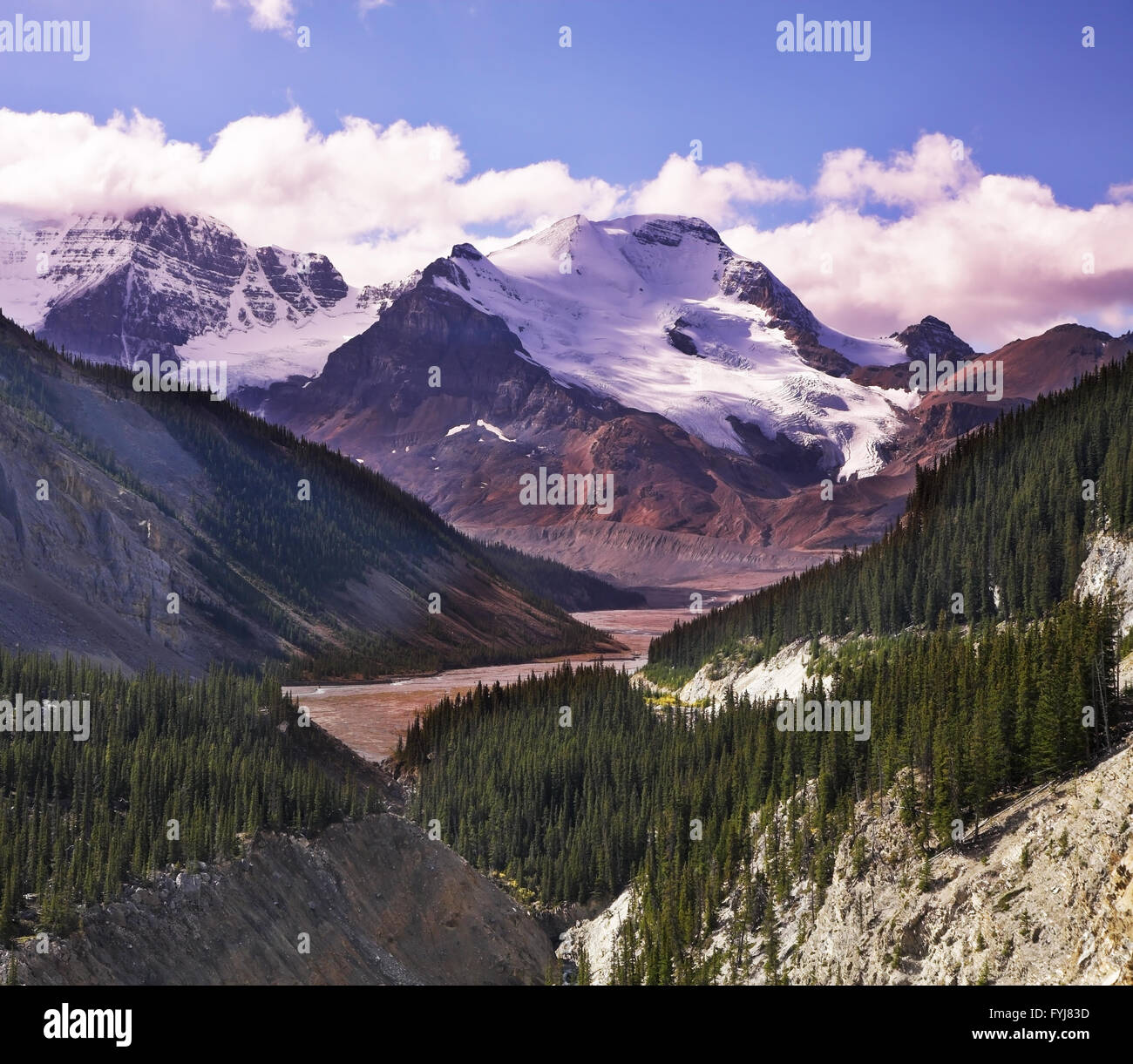 Maestoso paesaggio delle montagne, i ghiacciai e le piste di neve Foto Stock