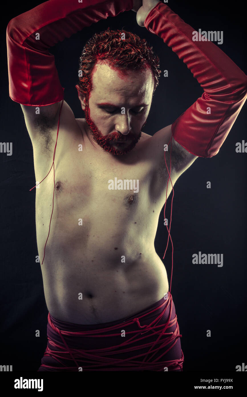 La pop star, chitarrista indossare occhiali o una visiera di vernice e pelle di colore rosso Foto Stock