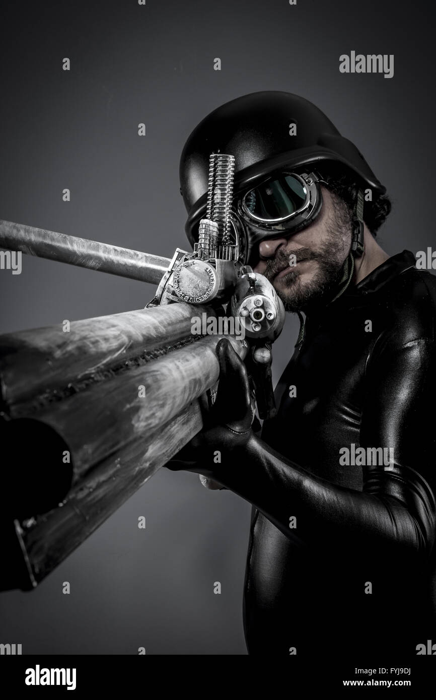 Sniper.soldato con enorme spazio pistola. pone in materia di difesa e di attacco Foto Stock