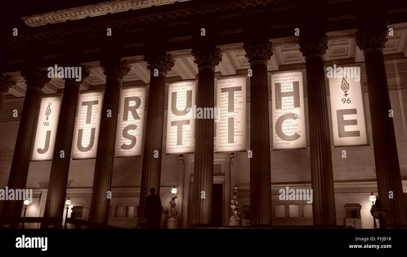 Di Liverpool St Georges Hall visualizzando i nomi delle 96 vittime di Hillsborough insieme con le parole di verità e di giustizia. Foto Stock