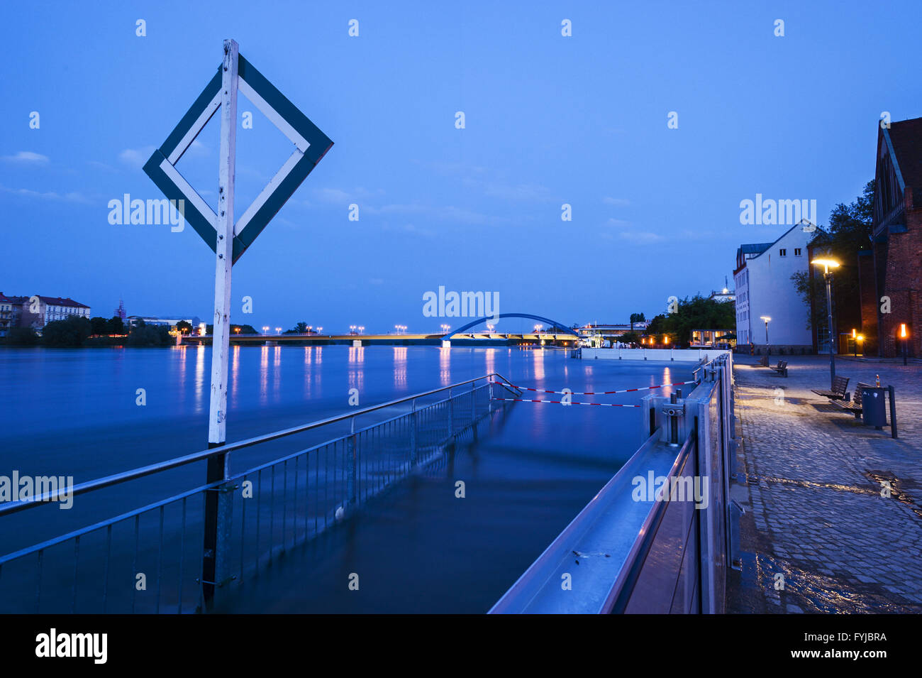 Allagata passeggiata sul fiume Oder, Francoforte sull'Oder Foto Stock