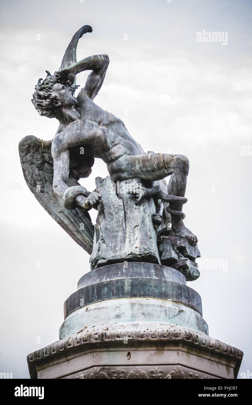 Angelo caduto, devil figura, scultura in bronzo con demoniaco mascheroni e mostri Foto Stock