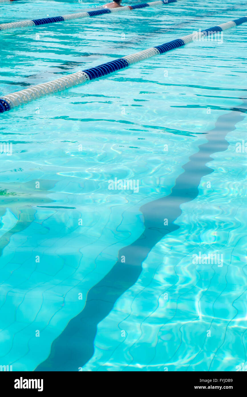 Piscina con corsie di vuoto e un sacco di copyspace. Foto Stock