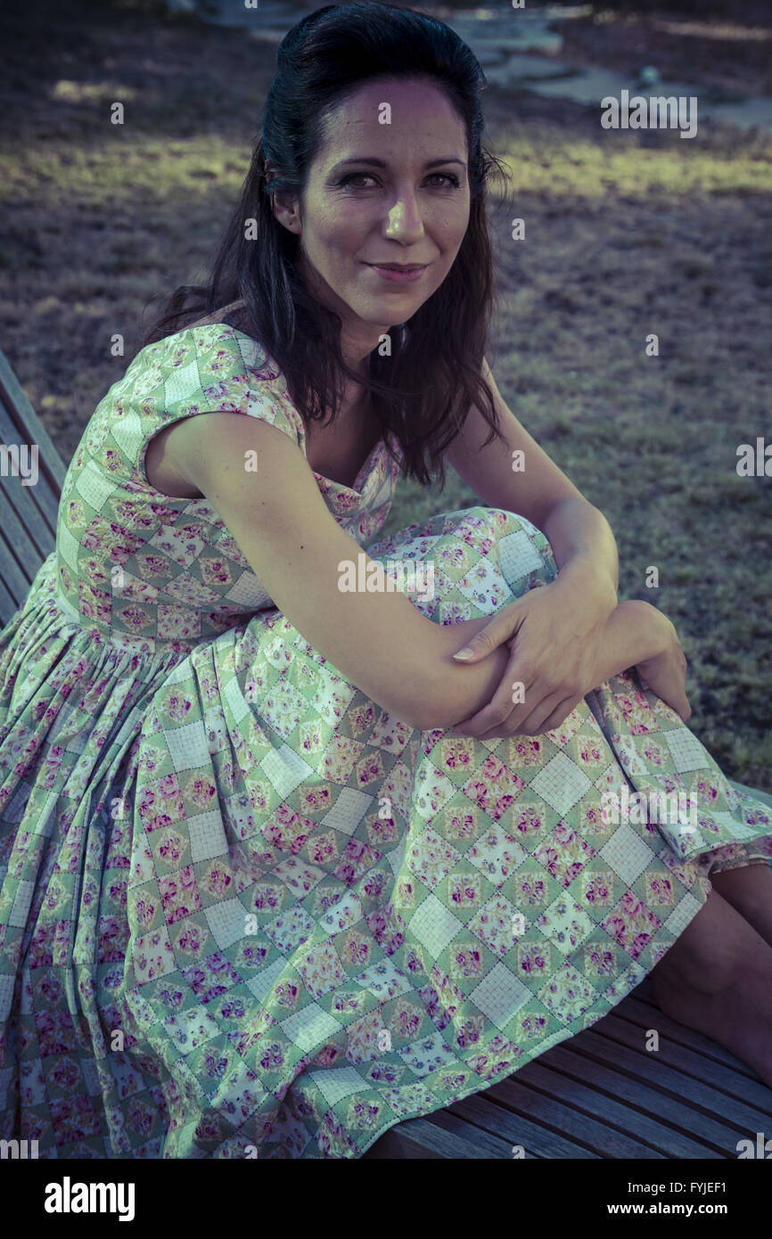 Donna di giardinaggio. Ragazza matura il giardinaggio nel suo cortile. stagione primaverile, rurale scena Foto Stock