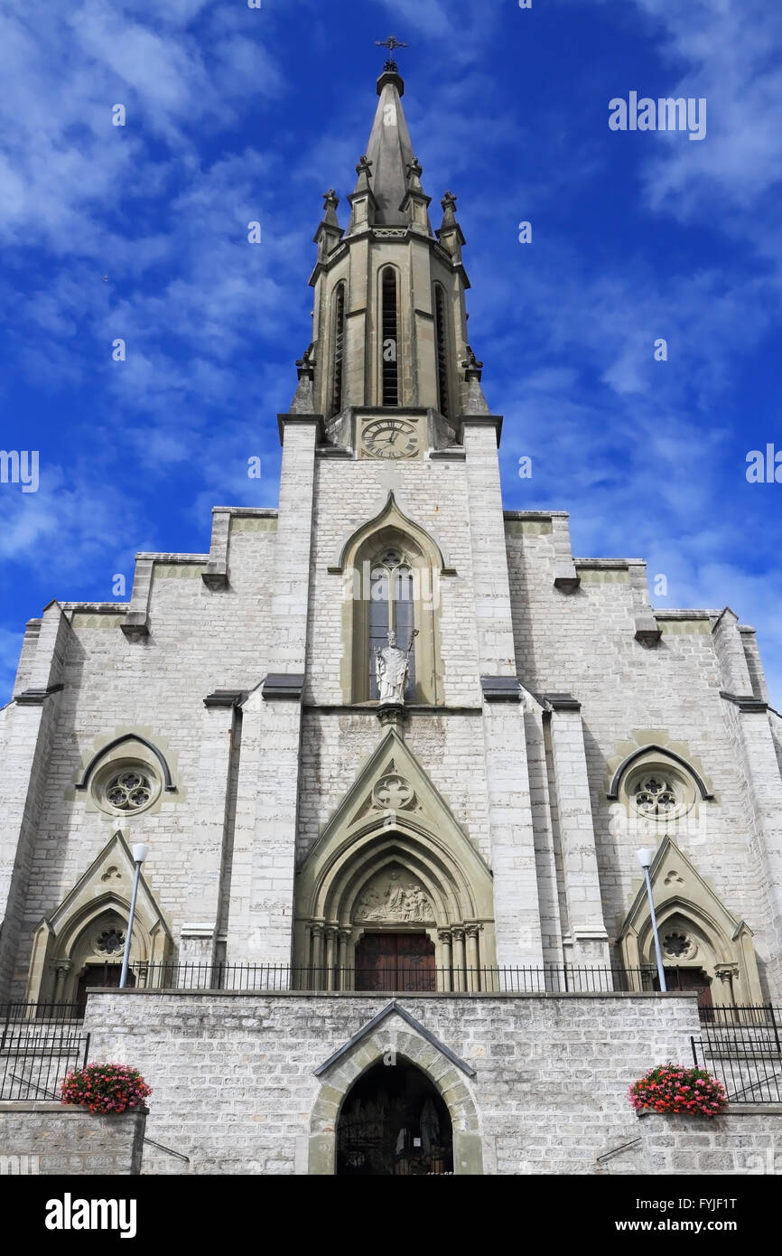 La maestosa facciata della cattedrale cattolica Foto Stock