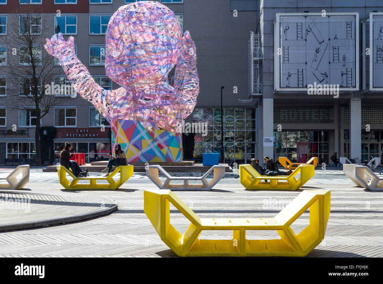 Downtown, Schouwburgplein, piazza nel centro della città, con varie istituzioni culturali e installazioni di arte a Rotterdam Foto Stock