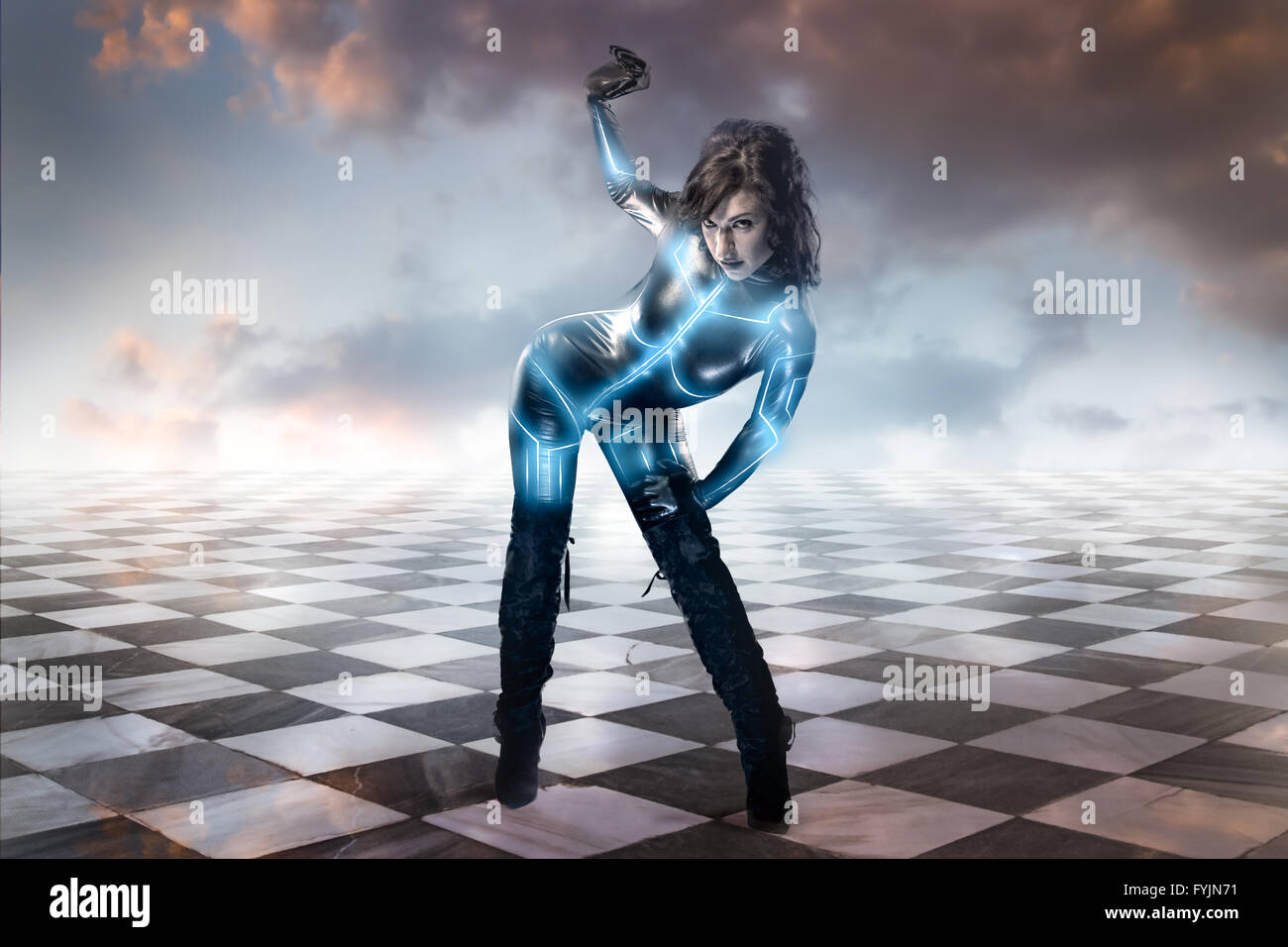 Donna in abito di lattice, le luci al neon.gamero a scacchi, pezzi con pavimento di marmo Foto Stock