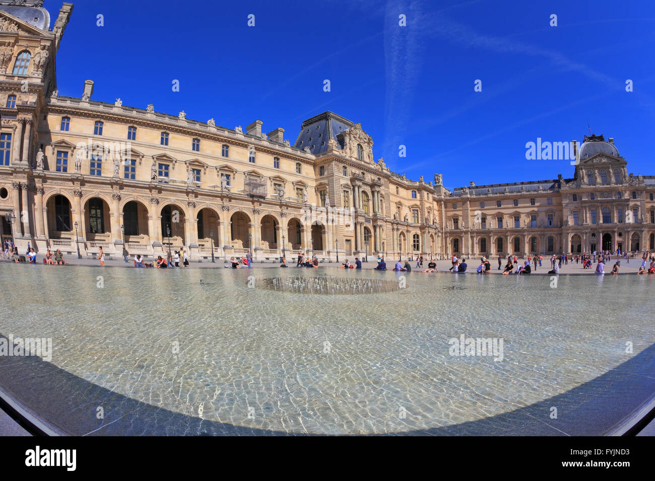 Il museo del Louvre - un enorme vaso magnificente fontana Foto Stock